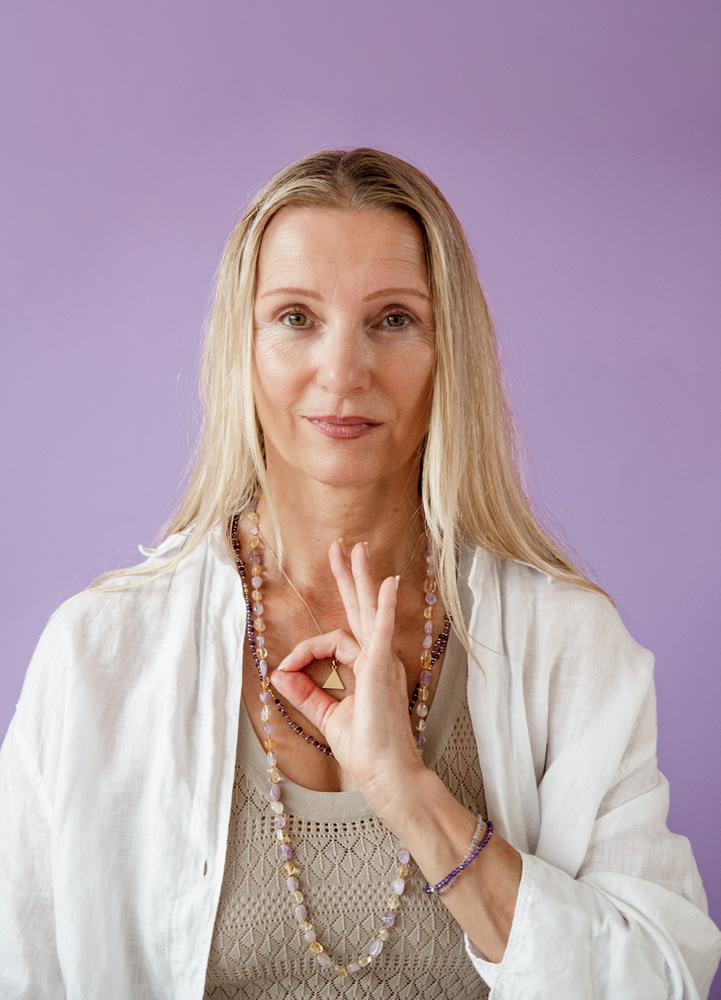 Portrait von Isabella Kroll mit Kundalini-Yoga-Herzmudra in meditativer Haltung